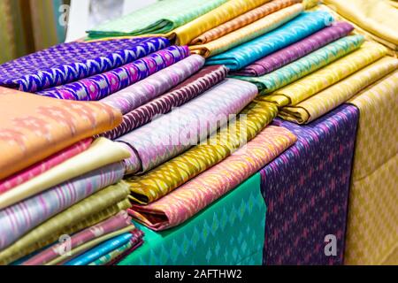 Bangkok Thailand: - Aug 17, 2019: Thai Seide - handgemachte Gewebe aus Thai Seide Textilien mit traditioneller Dekoration Schmuck schöne cul Stockfoto