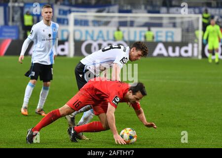 Ingolstadt, Deutschland. 16 Dez, 2019. Herbert PAUL (TSV München 1860), Aktion, Duelle gegen Peter KURZWEG (FC Ingolstadt). Fussball 3. Liga 19. Spieltag, FC Ingolstadt 04 - TSV 1860 München 2-2, am 16.12.2019. AUDI Sportpark Ingolstadt. DFL Bestimmungen verbieten die Verwendung von Fotografien als BILDSEQUENZEN UND/ODER QUASI-VIDEO. | Verwendung der weltweiten Kredit: dpa/Alamy leben Nachrichten Stockfoto