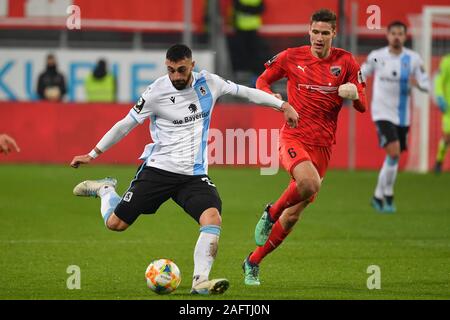 Ingolstadt, Deutschland. 16 Dez, 2019. Efkan BEKIROGLU (TSV München 1860), Aktion, Duelle gegen Maximilian Thalhammer (FC Ingolstadt), Fußball 3. Liga 19. Spieltag, FC Ingolstadt 04 - TSV 1860 München 2-2, am 16.12.2019. AUDI Sportpark Ingolstadt. DFL Bestimmungen verbieten die Verwendung von Fotografien als BILDSEQUENZEN UND/ODER QUASI-VIDEO. | Verwendung der weltweiten Kredit: dpa/Alamy leben Nachrichten Stockfoto