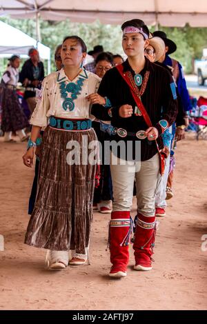 AUGUST 11, 2019 - Gallup, New Mexico, USA - gebürtige Amerikaner an der zeremonielle Tanz und Gesang an der 98th Gallup Inter-tribal Indian Ceremonial, New Mexico Stockfoto