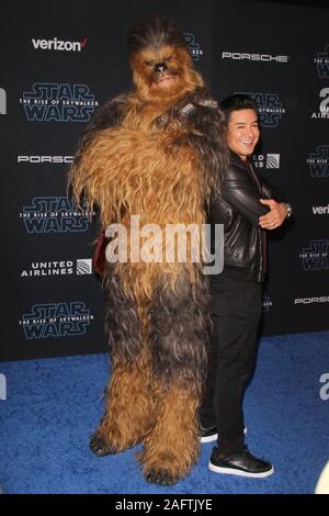 Los Angeles, USA. 16 Dez, 2019. Chewbacca, Mario Lopez bei lucasfilm's 'Star Wars: Der Aufstieg der Skywalker' Weltpremiere auf El Capitan Theatre in Los Angeles, CA, 16. Dezember 2019 statt. Foto: Joseph Martinez/PictureLux Credit: PictureLux/Hollywood Archiv/Alamy leben Nachrichten Stockfoto