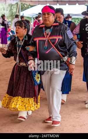 AUGUST 11, 2019 - Gallup, New Mexico, USA - gebürtige Amerikaner an der zeremonielle Tanz und Gesang an der 98th Gallup Inter-tribal Indian Ceremonial, New Mexico Stockfoto