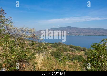 Blick über Kalabahi aus Takpala Dorf, Alor Island, Indonesien Stockfoto