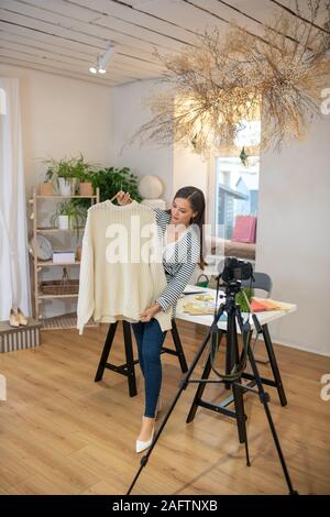 Schöne attraktive Frau sprechen über Kleidung und Stil Stockfoto