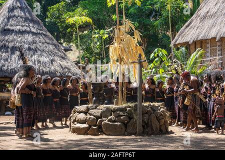 Traditionell gekleideten Stamm Mitglieder bei Takpala Dorf, Kalabahi, Indonesien Stockfoto