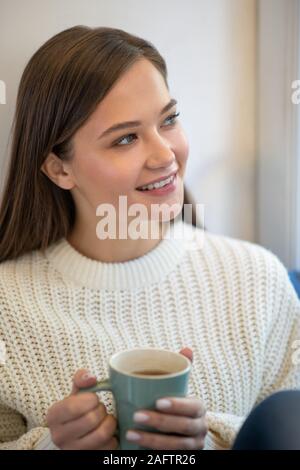 Angenehme hübsche Frau in einer verträumten Stimmung Stockfoto