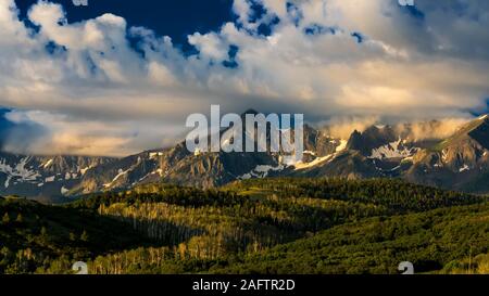 AUGUST 2, 2019-mount Sneffels, Colorado, USA - Sonnenaufgang am malerischen Mount Sneffels der San Juan Berge außerhalb von Fethiye und Telluride Colorado, 14,158 Fuß Höhe Stockfoto