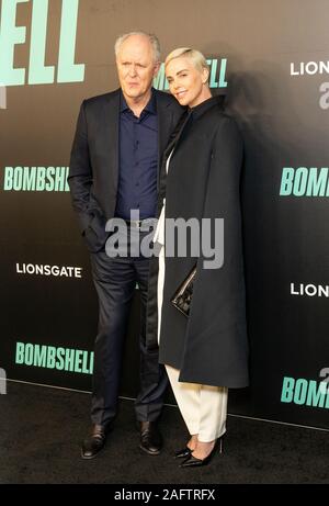 New York, Vereinigte Staaten. 16 Dez, 2019. John Lilthgow und Charlize Theron tragen Kleid von Dior sorgt sich Bombshell Special Screening bei Jazz at Lincoln Center (Foto von Lew Radin/Pacific Press) Quelle: Pacific Press Agency/Alamy leben Nachrichten Stockfoto