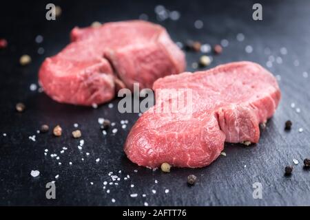 Schiefer Tafel mit rohen Rinderfilet. Stockfoto