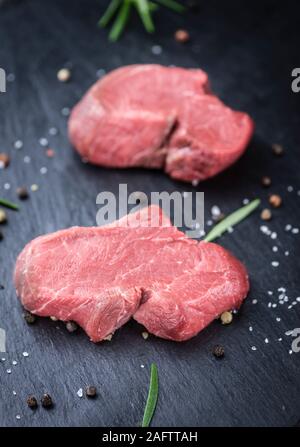 Schiefer Tafel mit rohen Rinderfilet. Stockfoto