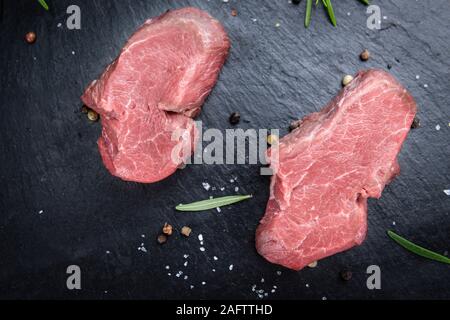 Schiefer Tafel mit rohen Rinderfilet. Stockfoto