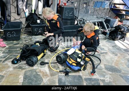 Kinder Vorbereitung Diving Equipment für Discover Scuba Diving, Insel Zakynthos, Griechenland Stockfoto