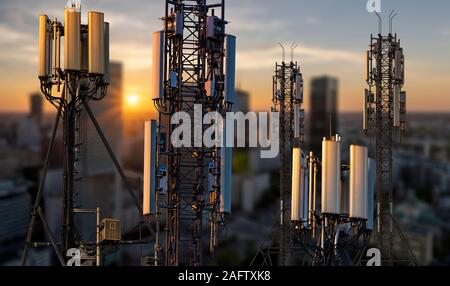 Basisstationen und mobilfunksender vor dem Hintergrund der Abendhimmel Stockfoto