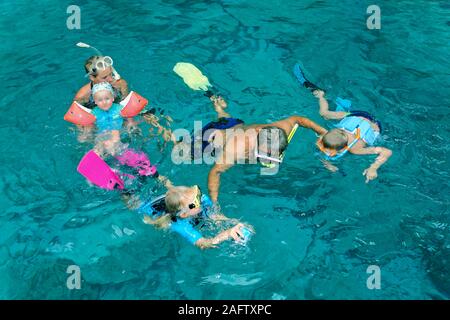 Nach Schnorcheln mit Kindern im Mittelmeer, Insel Zakynthos, Griechenland Stockfoto