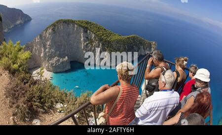 Die Menschen erfreuen sich an der Aussicht auf Shipwreck Bay, einer der schönsten Strände in Griechenland, Insel Zakynthos, Griechenland Stockfoto