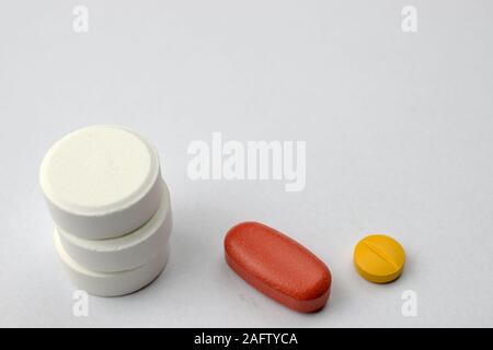 Mehrere Arten von Pillen oder Tabletten, vielleicht Narkotischen, Antibiotika oder Aspirin, auf weißem Hintergrund. Medizin und Pharmazie Konzept. Kopieren Sie Platz für Text. Keine Stockfoto