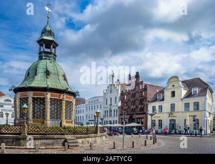 Wasserkunst auf dem Wismarer Marktplatz, den historischen kunstvolle Struktur an der Stelle einer aus dem 16. Jahrhundert Wasser Brunnen ist ein Frühling - FBI-Stein gut gebaute t Stockfoto