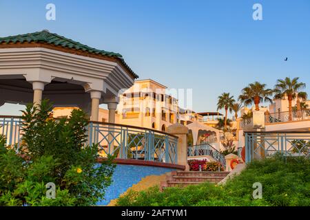 Sharm El Sheikh, Ägypten - 11.03.2019: Hyatt Regency Sharm El Sheikh Resort. Exotischen Grüns, Resort Apartments. Östlichen Architektur in der Morgendämmerung. Stockfoto