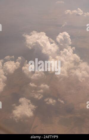 Blick auf die Wolken aus dem Flugzeugfenster 21.05.2011 Übersicht Land unter Stockfoto