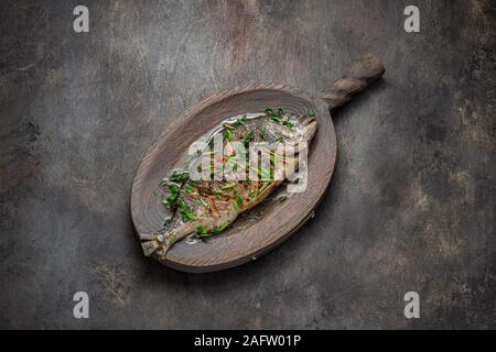 Dorade Fisch mit Gemüse auf Schneidebrett, kopieren. Stockfoto