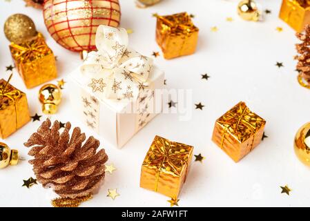 Goldene Weihnachtskugeln auf weißem Hintergrund, Weihnachtskarte Stockfoto