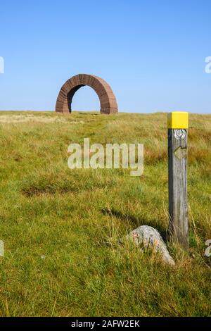 Southern Upland Way Fußwegmarkierung in der Nähe von Benbrack Arch, The Striding Arches, Skulptur von Andy Goldsworthy, Dumfries & Galloway, Schottland Stockfoto