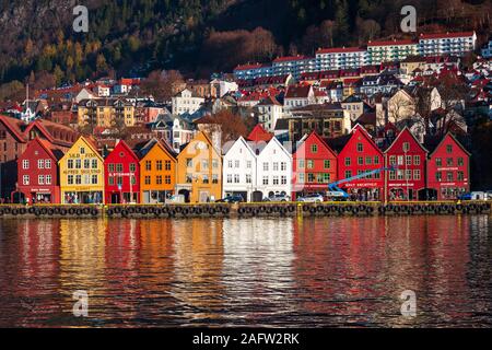 Bryggen, Bergen, Norwegen - November 2019. UNESCO-Weltkulturerbe - Bryggen - alt, Holz- hansaetic Häuser in Reihe an Bergens Fjord. Stockfoto