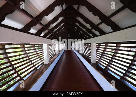 Brücke, überdachter Gang über den Kanal im Coconut Lagoon Resort. Kottayam - Kumarakom Rd, Kavanattinkara, Kumarakom, Kerala 686563, Indien Stockfoto