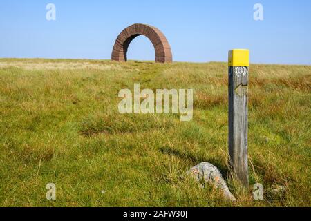 Southern Upland Way Fußwegmarkierung in der Nähe von Benbrack Arch, The Striding Arches, Skulptur von Andy Goldsworthy, Dumfries & Galloway, Schottland Stockfoto