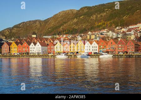 Bergen, Norwegen - November 2019. Bryggen - die meisten Touristenattraktion in Bergen - UNESCO-Weltkulturerbe - alte hansaetic Holzhäuser standin Stockfoto