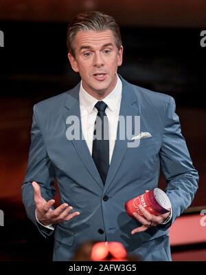 Hamburg, Deutschland. 16 Dez, 2019. Markus Lanz, Moderator, Moderation der ZDF-Aufzeichnung der große Rückblick auf das Jahr 2019 'Menschen'. Das Programm wird am Donnerstag, 19 Dezember 2019 um 22:15. Quelle: Axel Heimken/dpa/Alamy leben Nachrichten Stockfoto