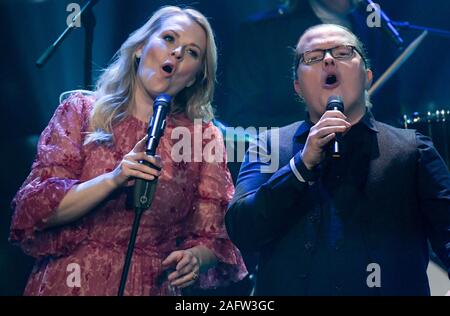 Hamburg, Deutschland. 16 Dez, 2019. Patricia (l), Sänger, und Angelo Kelly, Sänger, sind auf der Bühne während der Ausführung der Kelly Family im ZDF-Aufzeichnung der großen jährlichen Überprüfung 'Menschen 2019'. Das Programm wird am Donnerstag, 19 Dezember 2019 um 22:15. Quelle: Axel Heimken/dpa/Alamy leben Nachrichten Stockfoto