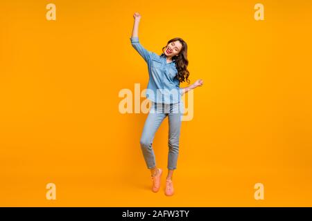 Volle Länge Körper Größe Foto fröhliche, positive niedlich schön faszinierend schöne Mädchen Spaß haben auf ihren eigenen Tanz mit geschlossen Augen entspannen isoliert Stockfoto