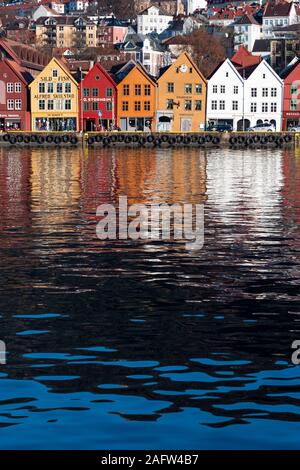 Bryggen, Bergen, Norwegen - November 2019. Alte, Holz- hasnaetic Häuser von Bryggen in Wasser wider. UNESCO-Weltkulturerbe - die meisten touristischen Stockfoto