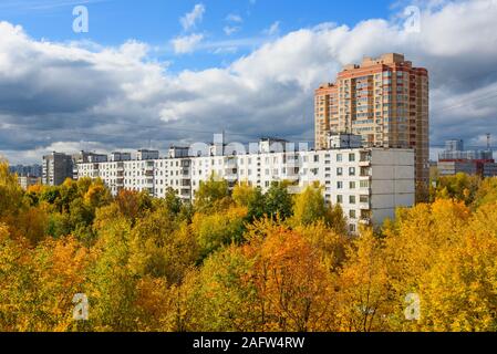 Der Blick aus dem Fenster auf die Chertanovo in Moskau im Herbst Stockfoto