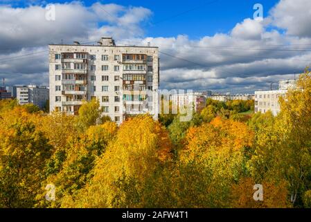 Der Blick aus dem Fenster auf die Chertanovo in Moskau im Herbst Stockfoto