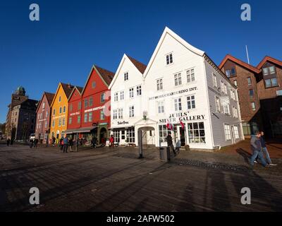 Bryggen, Bergen, Norwegen - November 2019. Bunte Häuser von Bryggen. UNESCO-Weltkulturerbe - Reihe der alten Hanse kommerzielle Gebäude Stockfoto