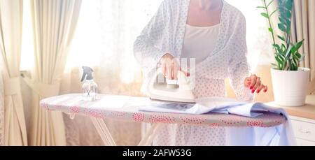 Frau Bügeln, blau Farben, Home Decor Stockfoto