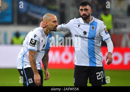 Ingolstadt, Deutschland. 16 Dez, 2019. Von links: Timo Gebhart (TSV München 1860) mit Efkan BEKIROGLU (TSV München 1860), Aktion. Fussball 3. Liga 19. Spieltag, FC Ingolstadt 04 - TSV 1860 München 2-2, am 16.12.2019. AUDI Sportpark Ingolstadt. DFL Bestimmungen verbieten die Verwendung von Fotografien als BILDSEQUENZEN UND/ODER QUASI-VIDEO. | Verwendung der weltweiten Kredit: dpa/Alamy leben Nachrichten Stockfoto