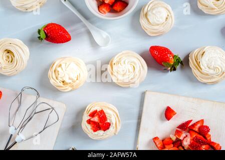 Kleine Erdbeere pavlova Baiser Kuchen mit Sahne Top View Stockfoto