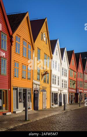 Bergen, Norwegen - November 2019. Fassaden von Bryggen Häuser - UNESCO-Weltkulturerbe. Bunte Häuser der alten hansaetic Geschäftsviertel. Gebäude Stockfoto