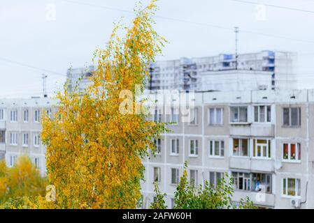 Der Blick aus dem Fenster auf die Chertanovo in Moskau im Herbst Stockfoto