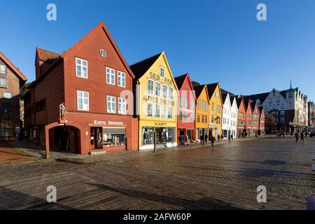 Bryggen, Bergen, Norwegen - November 2019. Holzhäuser von der UNESCO zum Welt Kulturerbe - Touristenattraktion in Bergen. Bunte Häuser mit Geschäften und cra Stockfoto