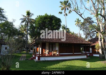 Hotelhütten im Coconut Lagoon Resort im Kerala Backwaters. Lake Vembanad, Kerala, Indien Stockfoto