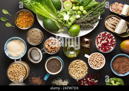 Gemüse Salat, Papiertüte, runden Rahmen, Salat Zutaten, Holz- Hintergrund, Rahmen Rahmen Stockfoto