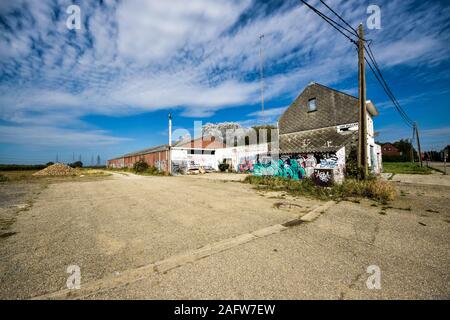 Gebäude in Doel, Belgien. Verlassene Stadt mit ein paar Menschen, die hier leben. Stockfoto