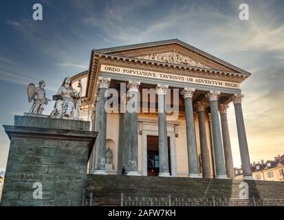 Piazza Vittorio Veneto und die neoklassische katholische Kirche der Großen Mutter Gottes. Die Architektur ist vom Pantheon in Rom inspiriert. Turin Stockfoto