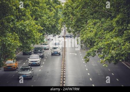 Xian, China - August 2019: Verkehr auf einer belebten Straße Gassen in der Stadt Xian im Sommer, in der Provinz Shaanxi Stockfoto