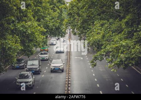 Xian, China - August 2019: Verkehr auf einer belebten Straße Gassen in der Stadt Xian im Sommer, in der Provinz Shaanxi Stockfoto