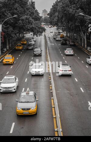 Xian, China - August 2019: Taxis und Verkehr auf einer belebten Straße Gassen in der Stadt Xian im Sommer, in der Provinz Shaanxi Stockfoto